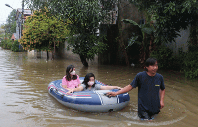Warga melintasi banjir yang merendam Perumahan Ciledug Indah, Ciledug, Tangerang, Banten, Sabtu (16/7/2022).