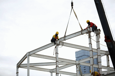 Pekerja menyelesaikan proyek revitalisasi Halte Transjakarta Bundaran Hotel Indonesia, Jakarta, Sabtu (16/7/2022).