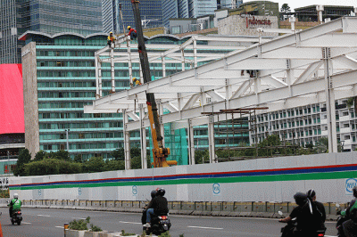 Pekerja menyelesaikan proyek revitalisasi Halte Transjakarta Bundaran Hotel Indonesia, Jakarta, Sabtu (16/7/2022).
