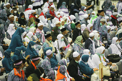 Jamaah Haji kloter pertama asal DKI Jakarta saat tiba di Asrama Haji Pondok Gede, Jakarta Timur, Sabtu (16/7/2022).
