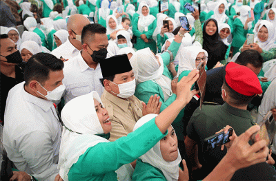 Peserta Kongres Fatayat Nahdlatul Ulama yang merupakan perempuan-perempuan NU dan emak-emak bersorak saat Prabowo Subianto didoakan menjadi Presiden.
