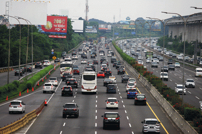 Sejumlah kendaraan melintasi ruas tol Jagorawi, Jakarta, Minggu (17/7/2022).