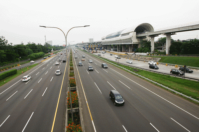 Sejumlah kendaraan melintasi ruas tol Jagorawi, Jakarta, Minggu (17/7/2022).