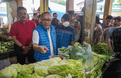 Menteri Perdagangan (Mendag) Zulkifli Hasan melakukan kunjungan kerja ke Kota Cirebon, Jawa Barat, Minggu, (17/7/2022).