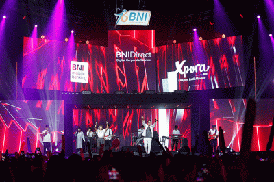 Pengunjung swafoto BNI Mobile Banking dan BNIDirect di sela-sela BNI keceriaan konser musik Loud Fest 2022 di Jakarta Convention Center, Minggu (17/7/2022).
