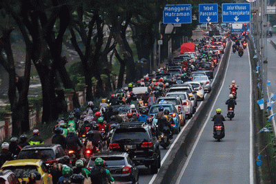 Sejumlah kendaraan bermotor melintas di kawasan Pasar Rumput, Jl. Lkr. Ps. Rumput, Jakarta, Senin (18/7/2022).