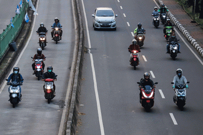 Sejumlah kendaraan bermotor melintas di kawasan Pasar Rumput, Jl. Lkr. Ps. Rumput, Jakarta, Senin (18/7/2022).