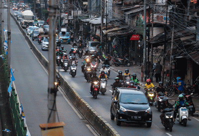 Sejumlah kendaraan bermotor melintas di kawasan Pasar Rumput, Jl. Lkr. Ps. Rumput, Jakarta, Senin (18/7/2022).