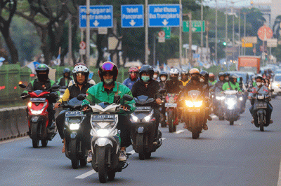 Sejumlah kendaraan bermotor melintas di kawasan Pasar Rumput, Jl. Lkr. Ps. Rumput, Jakarta, Senin (18/7/2022).