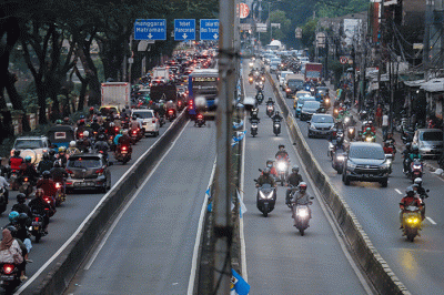 Sejumlah kendaraan bermotor melintas di kawasan Pasar Rumput, Jl. Lkr. Ps. Rumput, Jakarta, Senin (18/7/2022).