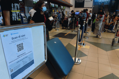 Bandara Internasional Sultan Mahmud Badaruddin II Palembang menyediakan layanan sentra vaksinasi booster Covid-19 bagi calon penumpang pesawat.
