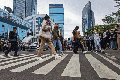 Suasana Kerumumanan para remaja yang gemar hangout, mengenakan style uniknya masing-masing di kawasan Dukuh Atas, Jakarta Pusat, Minggu (17/7/2022).