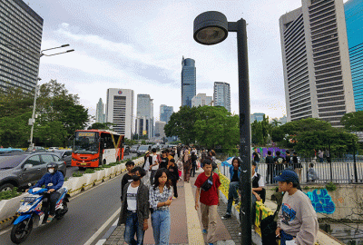 Suasana Kerumumanan para remaja yang gemar hangout, mengenakan style uniknya masing-masing di kawasan Dukuh Atas, Jakarta Pusat, Minggu (17/7/2022).