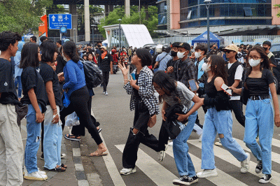 Suasana Kerumumanan para remaja yang gemar hangout, mengenakan style uniknya masing-masing di kawasan Dukuh Atas, Jakarta Pusat, Minggu (17/7/2022).