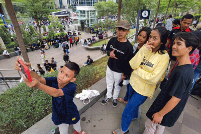 Suasana Kerumumanan para remaja yang gemar hangout, mengenakan style uniknya masing-masing di kawasan Dukuh Atas, Jakarta Pusat, Minggu (17/7/2022).