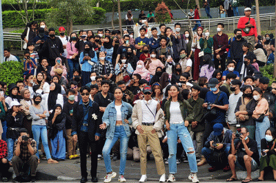Suasana Kerumumanan para remaja yang gemar hangout, mengenakan style uniknya masing-masing di kawasan Dukuh Atas, Jakarta Pusat, Minggu (17/7/2022).