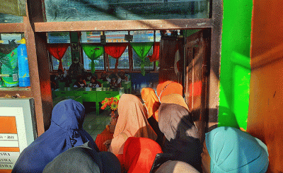 Sejumlah pengantar anak sekolah menunggu di depan kelas sekolah SDN Inpres Perumnas Antang, Makassar, Senin (18/7/2022).