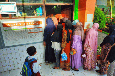 Sejumlah pengantar anak sekolah menunggu di depan kelas sekolah SDN Inpres Perumnas Antang, Makassar, Senin (18/7/2022).