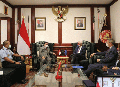 Menteri Pertahanan Prabowo Subianto menerima kunjungan Vice President European Investment Bank Kris Peeters.