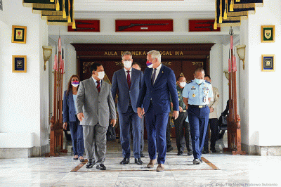 Menteri Pertahanan Prabowo Subianto menerima kunjungan Vice President European Investment Bank Kris Peeters.