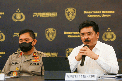 Kapolda Metro Jaya Irjen Fadil Imran (kiri) dan Menteri ATR/BPN Hadi Tjahjanto memberikan keterangan pers pengungkapan kasus mafia tanah.