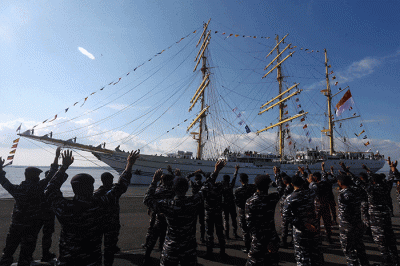 Para Taruna Akademi Angkatan Laut (AAL) Tingkat III Angkatan ke-69 melaksanakan peran parade roll di atas KRI Bima Suci-945.