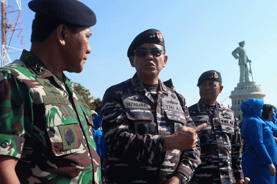 Para Taruna Akademi Angkatan Laut (AAL) Tingkat III Angkatan ke-69 melaksanakan peran parade roll di atas KRI Bima Suci-945.