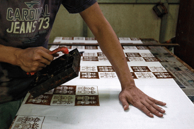 Pekerja menyelesaikan pembuatan batik betawi di kawasan Terogong, Jakarta Selatan, Selasa (19/7/2022).