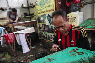Pekerja menyelesaikan pembuatan batik betawi di kawasan Terogong, Jakarta Selatan, Selasa (19/7/2022).