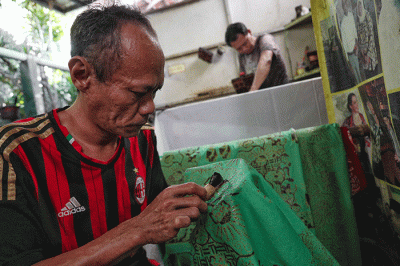 Pekerja menyelesaikan pembuatan batik betawi di kawasan Terogong, Jakarta Selatan, Selasa (19/7/2022).