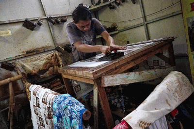 Pekerja menyelesaikan pembuatan batik betawi di kawasan Terogong, Jakarta Selatan, Selasa (19/7/2022).