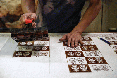 Pekerja menyelesaikan pembuatan batik betawi di kawasan Terogong, Jakarta Selatan, Selasa (19/7/2022).