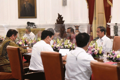 Rapat terbatas yang dipimpin oleh Presiden Joko Widodo di Istana Merdeka, Jakarta, Senin, 18 Juli 2022.