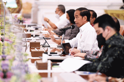 Rapat terbatas yang dipimpin oleh Presiden Joko Widodo di Istana Merdeka, Jakarta, Senin, 18 Juli 2022.