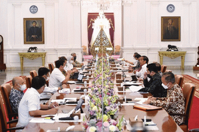 Rapat terbatas yang dipimpin oleh Presiden Joko Widodo di Istana Merdeka, Jakarta, Senin, 18 Juli 2022.
