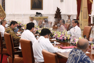 Rapat terbatas yang dipimpin oleh Presiden Joko Widodo di Istana Merdeka, Jakarta, Senin, 18 Juli 2022.