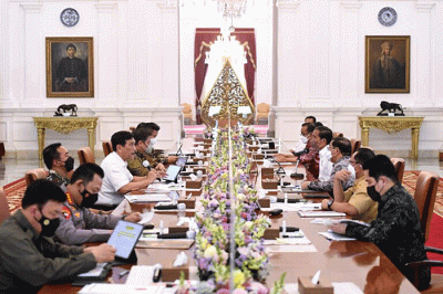 Rapat terbatas yang dipimpin oleh Presiden Joko Widodo di Istana Merdeka, Jakarta, pada Senin, 18 Juli 2022.