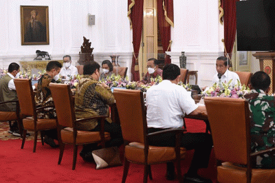Rapat terbatas yang dipimpin oleh Presiden Joko Widodo di Istana Merdeka, Jakarta, pada Senin, 18 Juli 2022.