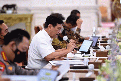 Rapat terbatas yang dipimpin oleh Presiden Joko Widodo di Istana Merdeka, Jakarta, pada Senin, 18 Juli 2022.