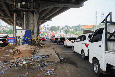 Suasana Simpang Cibubur CBD pasca kecelakaan beruntun truk Pertamina di Jalan Alternatif Cibubur Transyogi, Kota Bekasi, Jawa Barat, Selasa (19/7/2022).