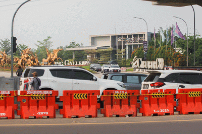 Suasana Simpang Cibubur CBD pasca kecelakaan beruntun truk Pertamina di Jalan Alternatif Cibubur Transyogi, Kota Bekasi, Jawa Barat, Selasa (19/7/2022).