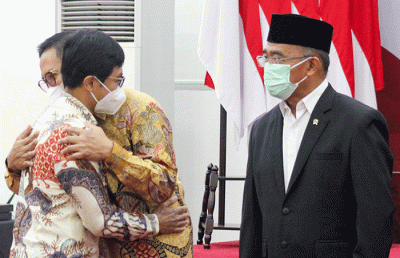 Menko PMK Muhadjir Effendy (kiri) mengangkat Ketua Dewas BPJS Kesehatan Abdul Kadir masa jabatan tahun 2021-2026, di Jakarta, Senin, (18/7/2022).
