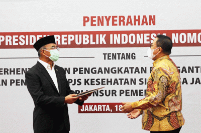 Menko PMK Muhadjir Effendy (kiri) mengangkat Ketua Dewas BPJS Kesehatan Abdul Kadir masa jabatan tahun 2021-2026, di Jakarta, Senin, (18/7/2022).