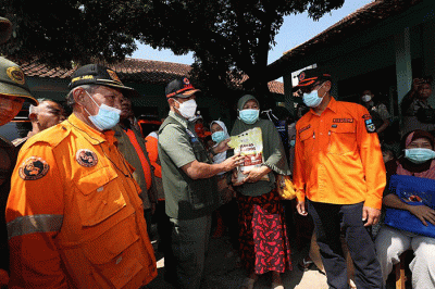 Kepala BNPB Letjen TNI Suharyanto meninjau lokasi terdampak banjir dan tanah longsor di Kampung Dayeuh Handap, Kelurahan Kota Kulon, Kecamatan Garut Kota.