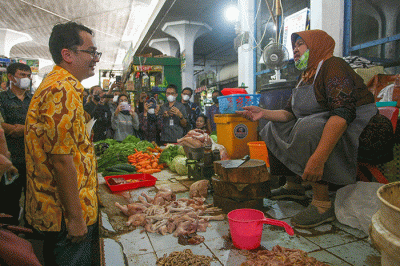 Wakil Menteri Perdagangan (Wamendag) Jerry Sambuaga saat mengecek harga kebutuhan pokok di Pasar Jatingaleh, Kota Semarang, Jawa Tengah, Selasa (19/7/2022).