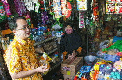 Wakil Menteri Perdagangan (Wamendag) Jerry Sambuaga saat mengecek harga kebutuhan pokok di Pasar Jatingaleh, Kota Semarang, Jawa Tengah, Selasa (19/7/2022).