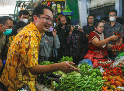 Wakil Menteri Perdagangan (Wamendag) Jerry Sambuaga saat mengecek harga kebutuhan pokok di Pasar Jatingaleh, Kota Semarang, Jawa Tengah, Selasa (19/7/2022).