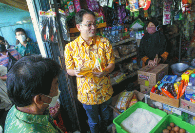 Wakil Menteri Perdagangan (Wamendag) Jerry Sambuaga saat mengecek harga kebutuhan pokok di Pasar Jatingaleh, Kota Semarang, Jawa Tengah, Selasa (19/7/2022).