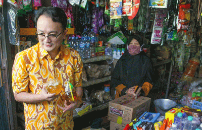 Wakil Menteri Perdagangan (Wamendag) Jerry Sambuaga saat mengecek harga kebutuhan pokok di Pasar Jatingaleh, Kota Semarang, Jawa Tengah, Selasa (19/7/2022).