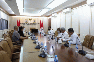 Hadi Tjahjanto didampingi oleh Kepala Biro Humas Kementerian ATR/BPN Yulia Jaya Nirmawati dan Juru Bicara Kementerian ATR/BPN Teguh Hari Prihanto.
